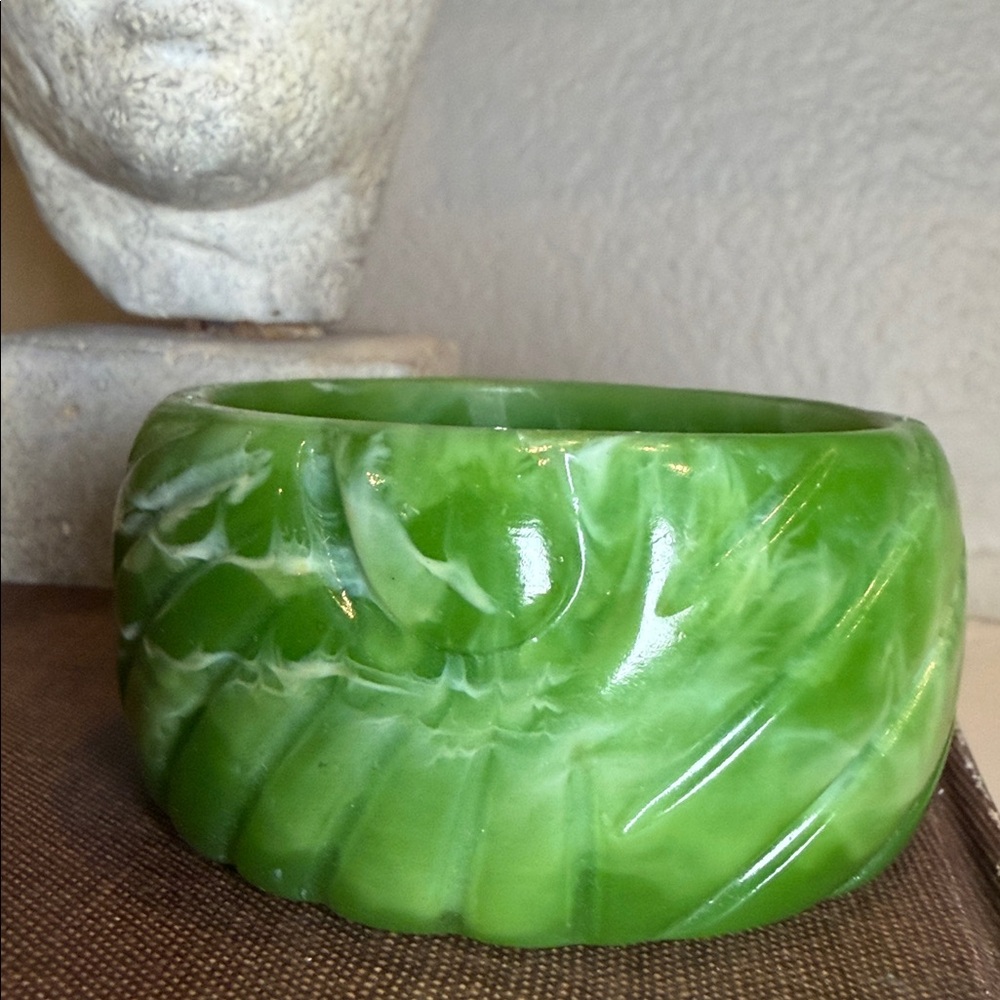 Vintage Marbled Green Lucite Bangle Bracelet Carved Sunburst Design - Picture 3 of 6